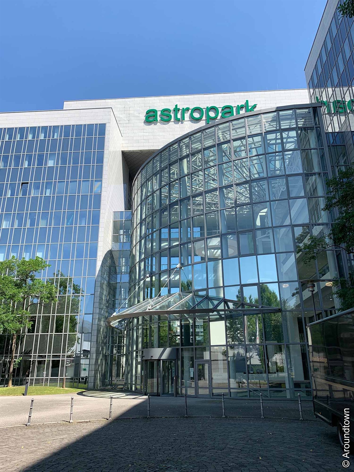 AstroPark, Eingang an der Lyoner Straße 9 in Frankfurt