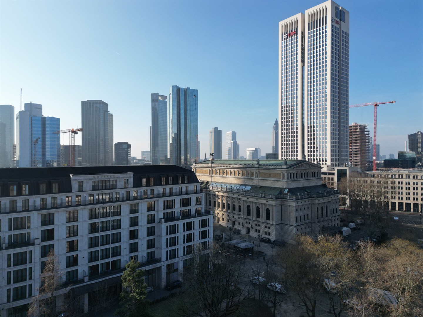 Blick über die Alte Oper und die Frankfurter Skyline